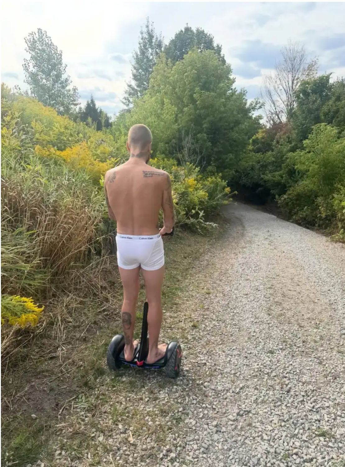 Πασίγνωστος τραγουδιστής βγήκε στον δρόμο κι έκανε βόλτες μόνο με τα εσώρουχα του (Φωτογραφία)