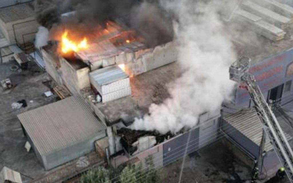 Περιστέρι: Σε εξέλιξη η φωτιά σε επιχείρηση - Αναφορές για εγκλωβισμένο άνθρωπο