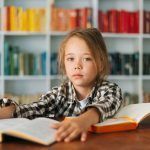 αγόρι-κάνει-μόνο-του-τα-μαθήματά-του-