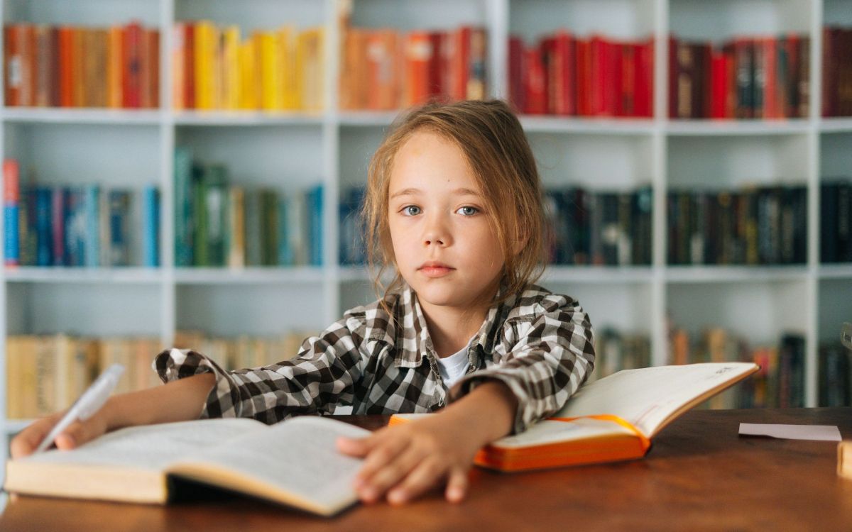 αγόρι-κάνει-μόνο-του-τα-μαθήματά-του-