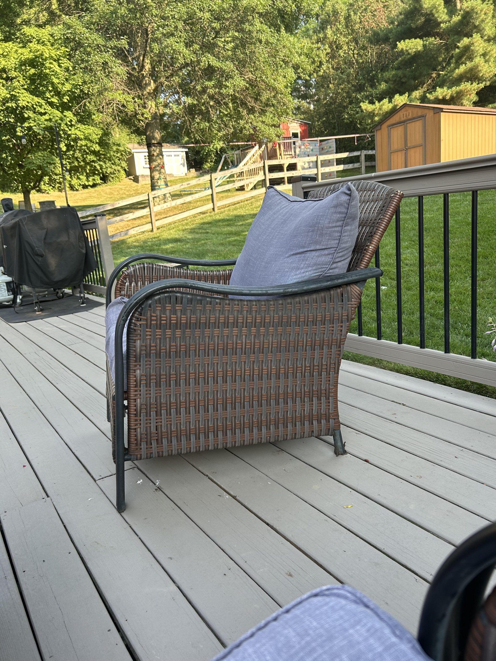 καρέκλα-στο-κήπο-