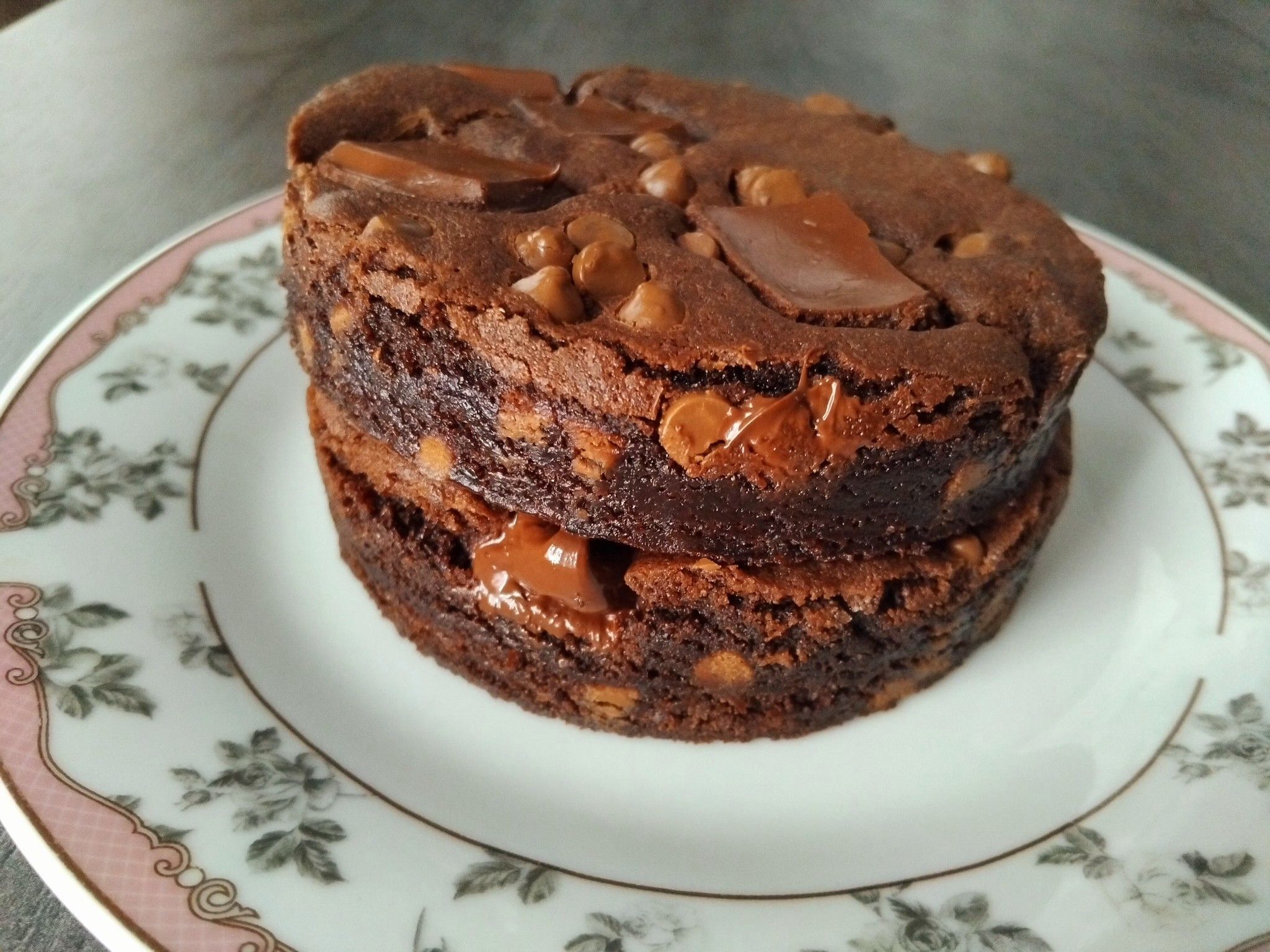 Σοκολατένιο brownie ζουμερό σα σουφλέ