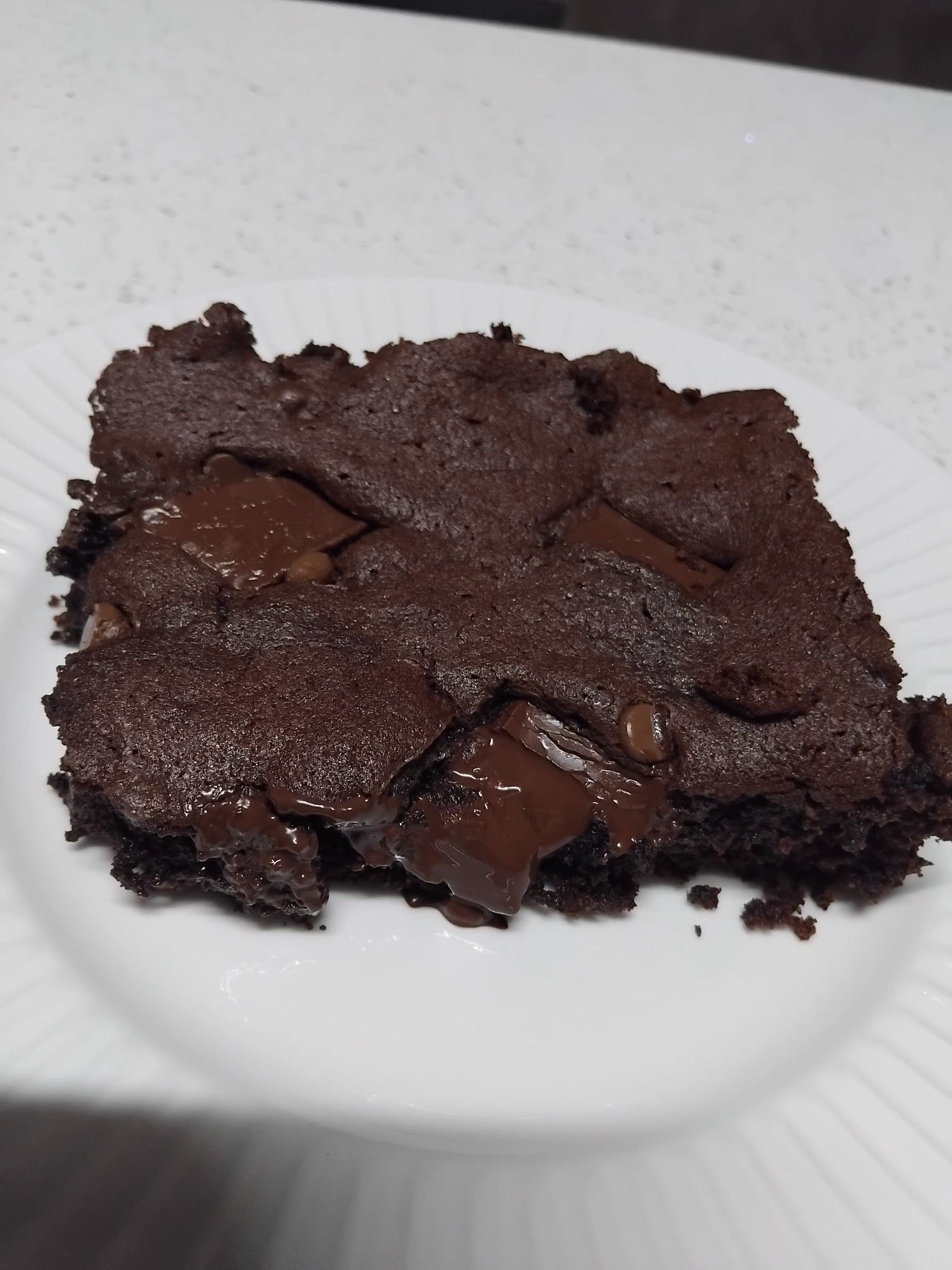 Σοκολατένιο brownie ζουμερό σα σουφλέ