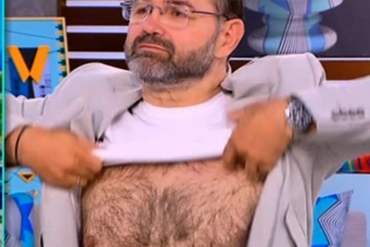 Ο Σταύρος Μπαλάσκας γδύθηκε on air στην εκπομπή του Λιάγκα και προκάλεσε χαμό - «Είμαι δασύτριχος»