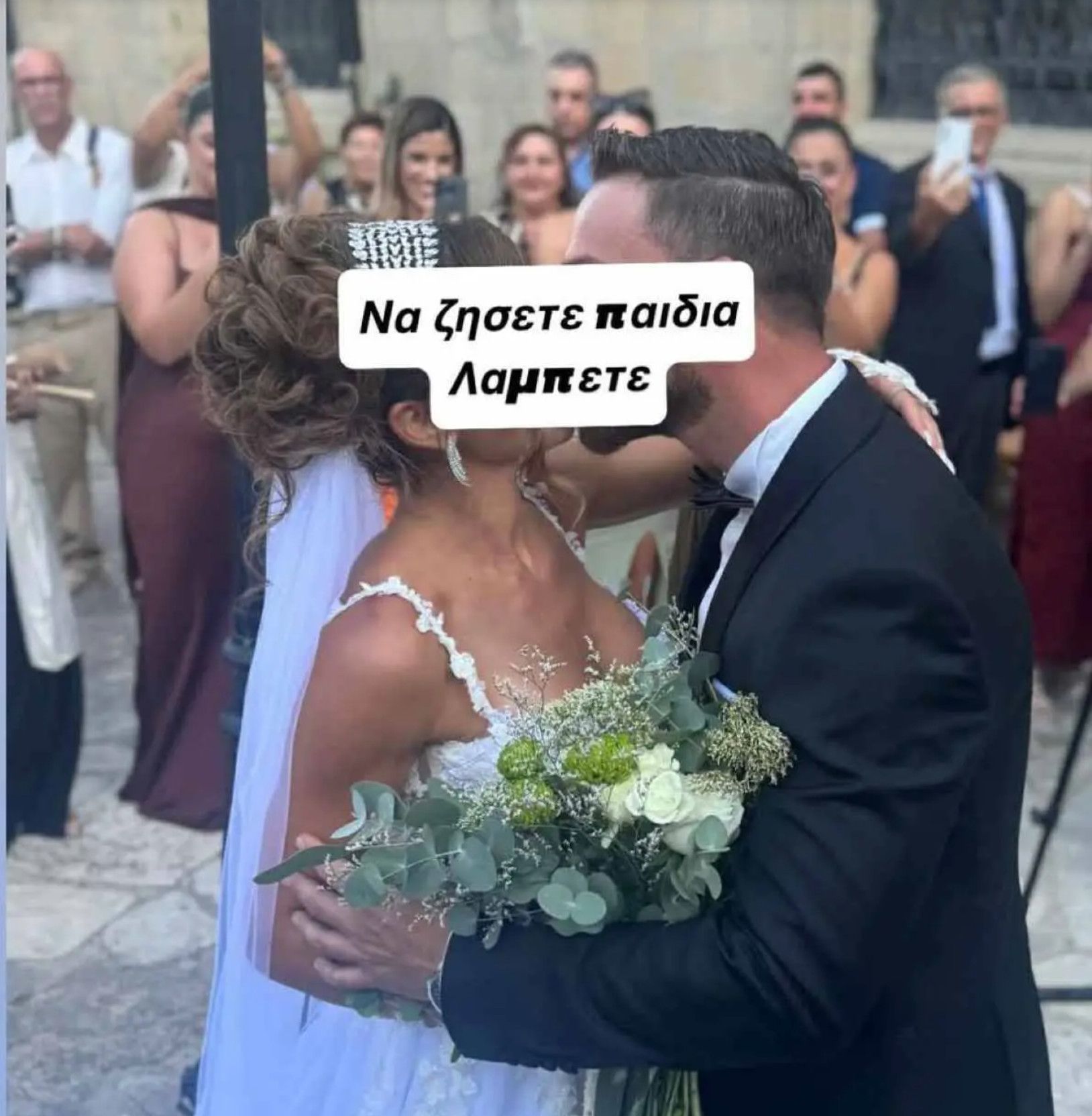 Στέφανος Μιχαήλ: Ο παραμυθένιος γάμος του με τη Ναταλί Κάτερ και το παθιασμένο φιλί τους (φωτογραφία)