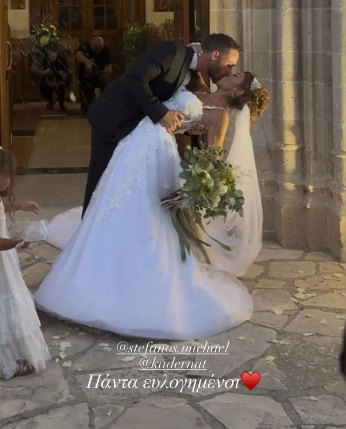 Στέφανος Μιχαήλ: Ο παραμυθένιος γάμος του με τη Ναταλί Κάτερ και το παθιασμένο φιλί τους (φωτογραφία)