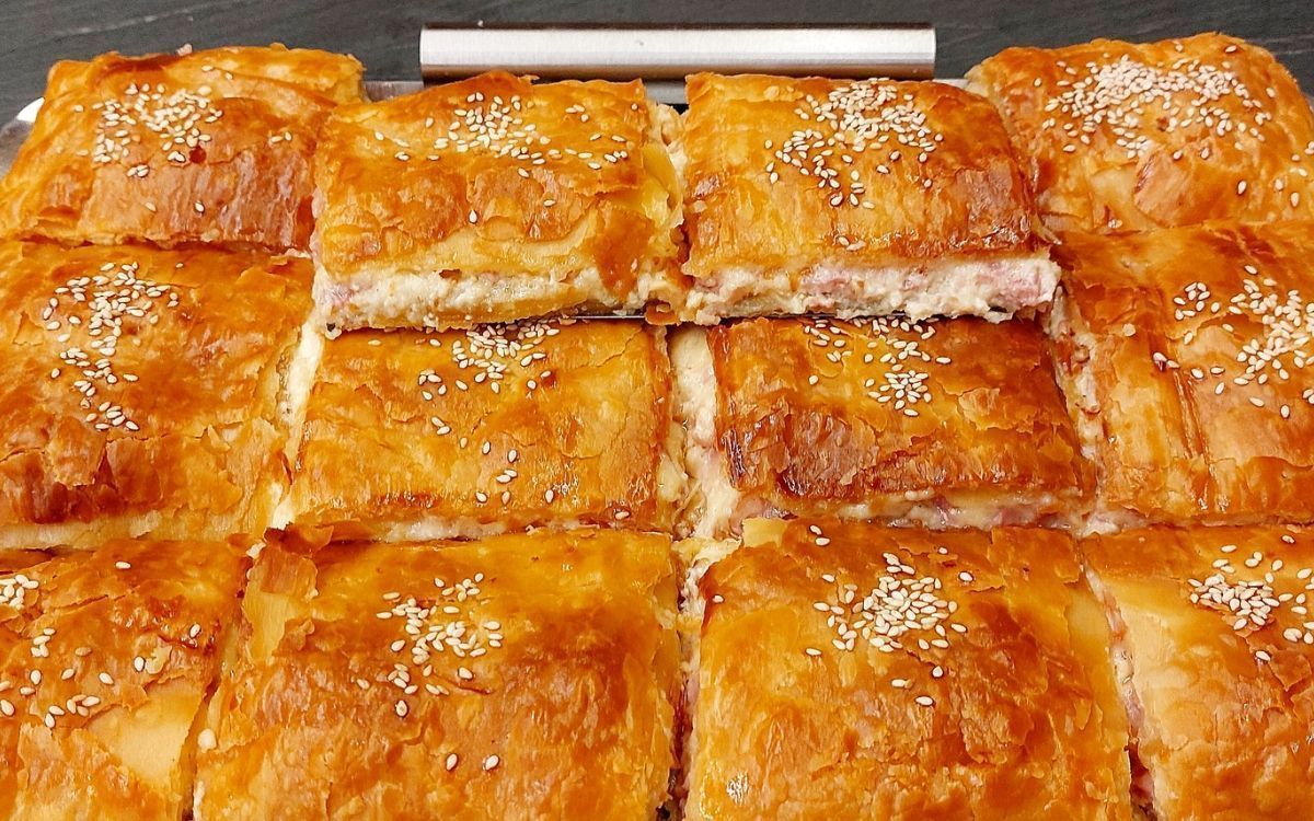 Συνταγή για ζαμπονοτυρόπιτα με ένα υλικό έκπληξη που την κάνει ζουμερή χωρίς να πανιάζει