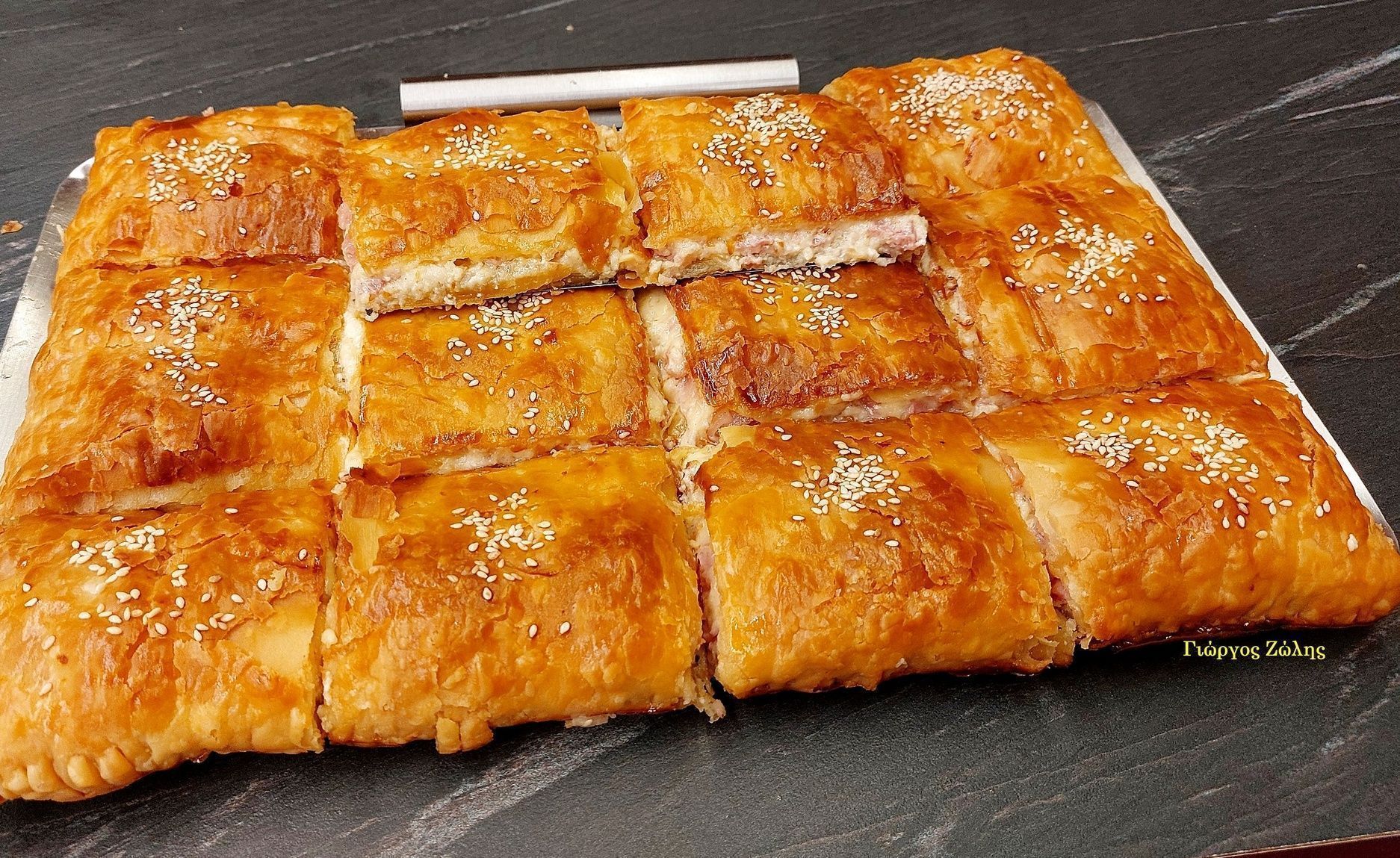 Συνταγή για ζαμπονοτυρόπιτα με ένα υλικό έκπληξη που την κάνει ζουμερή χωρίς να πανιάζει