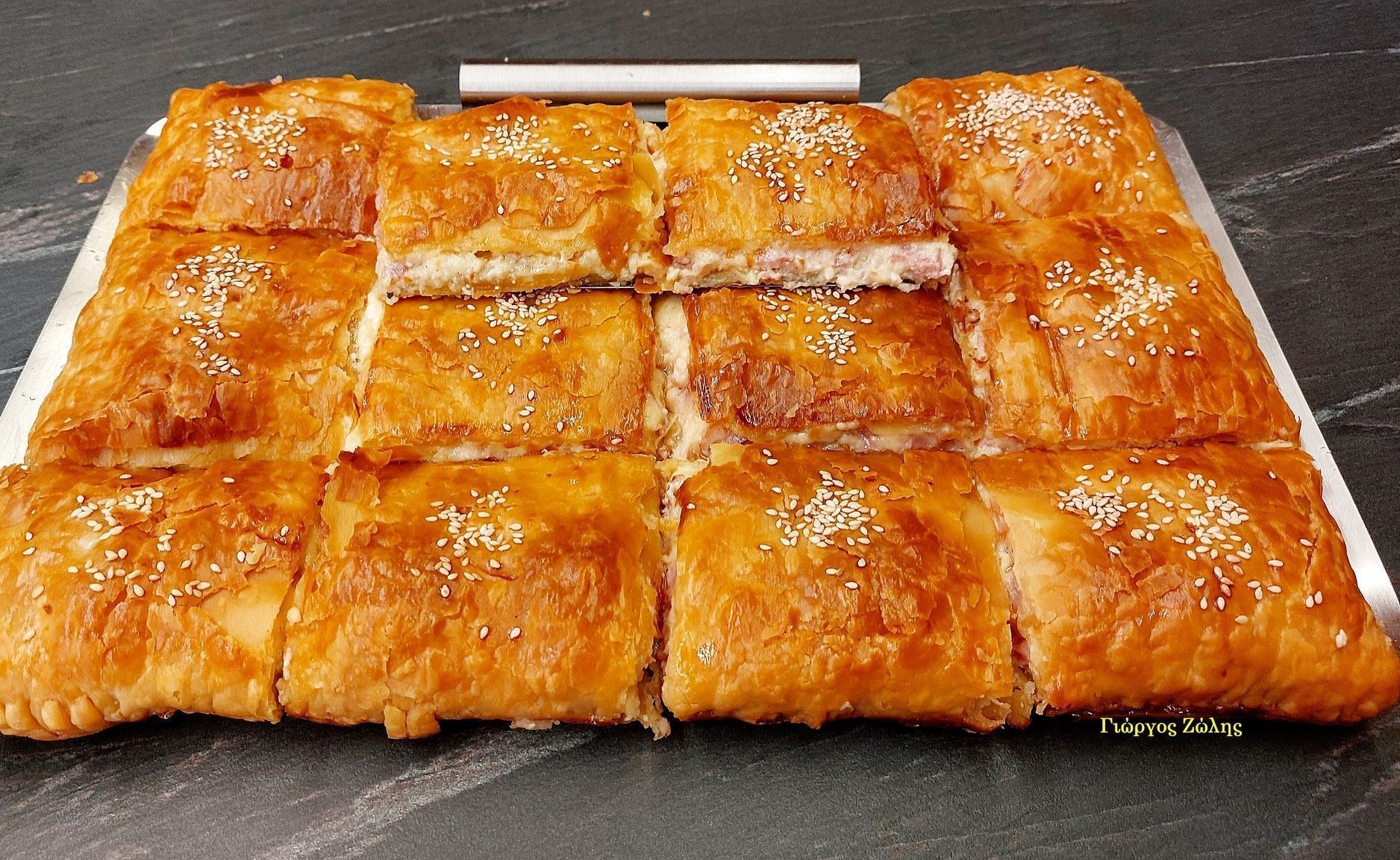 Συνταγή για ζαμπονοτυρόπιτα με ένα υλικό έκπληξη που την κάνει ζουμερή χωρίς να πανιάζει