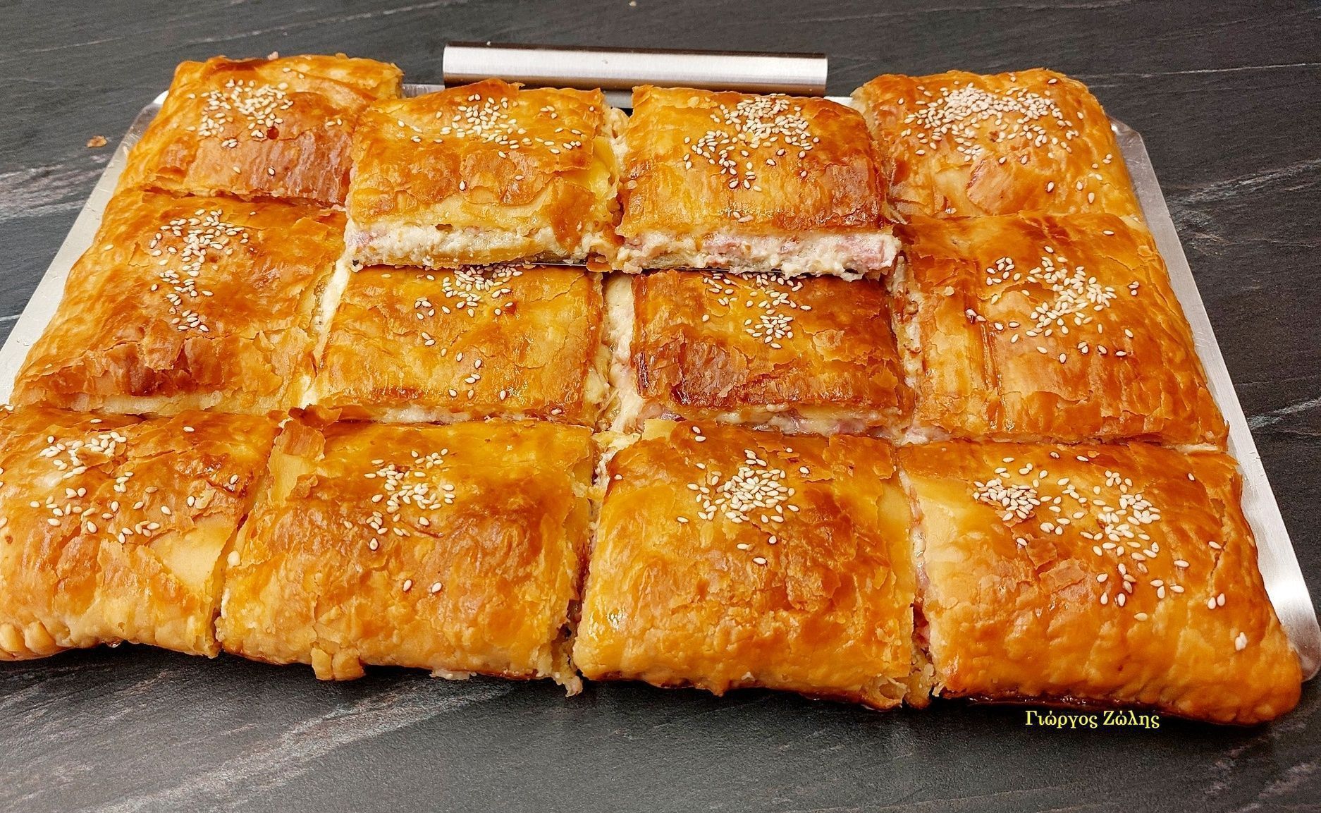 Συνταγή για ζαμπονοτυρόπιτα με ένα υλικό έκπληξη που την κάνει ζουμερή χωρίς να πανιάζει