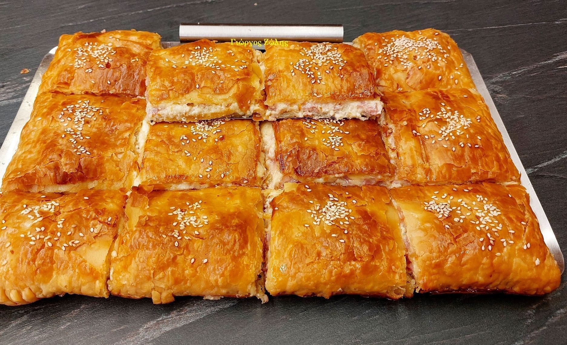 Συνταγή για ζαμπονοτυρόπιτα με ένα υλικό έκπληξη που την κάνει ζουμερή χωρίς να πανιάζει