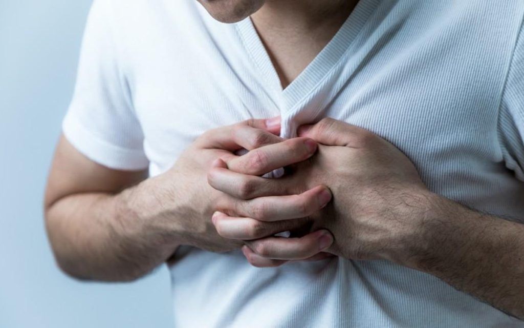άντρας-πιάνει-την-καρδιά-του-