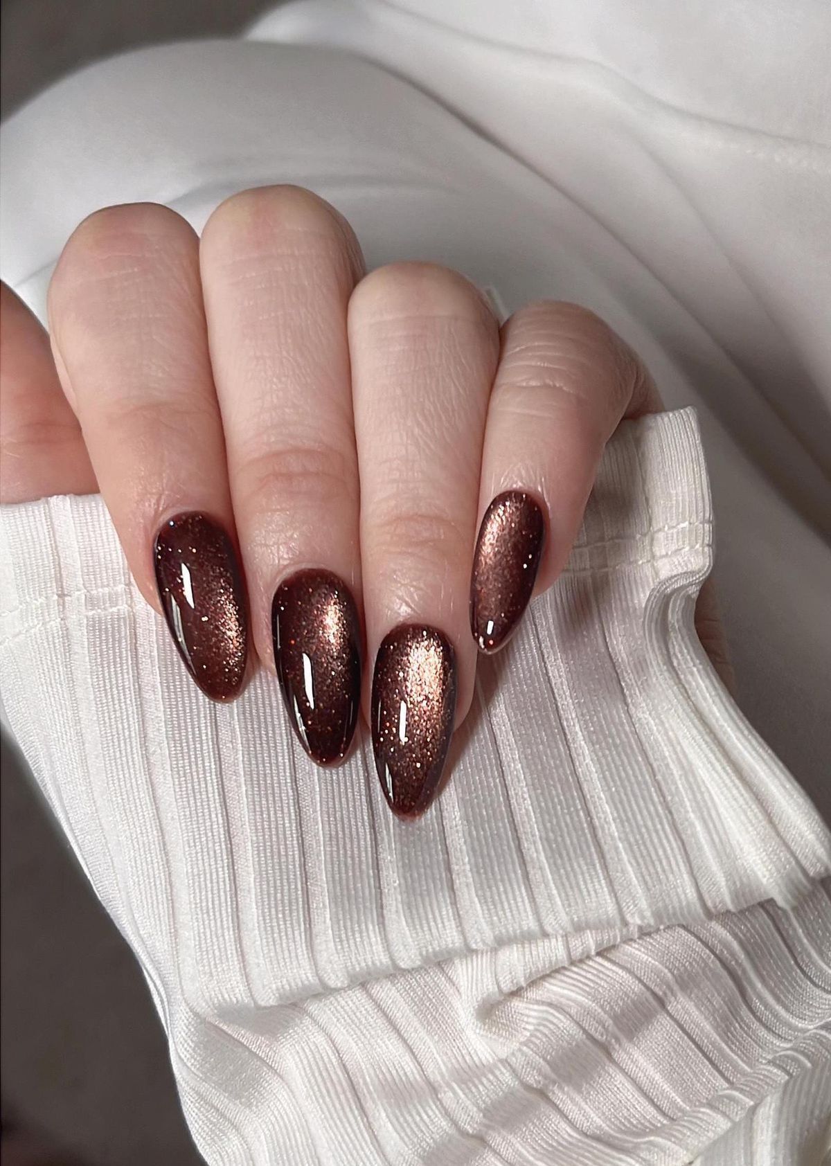 καφέ-νύχια-με-χρυσό γκλίτερ- καφέ-νύχια-με-χρυσό γκλίτερ-