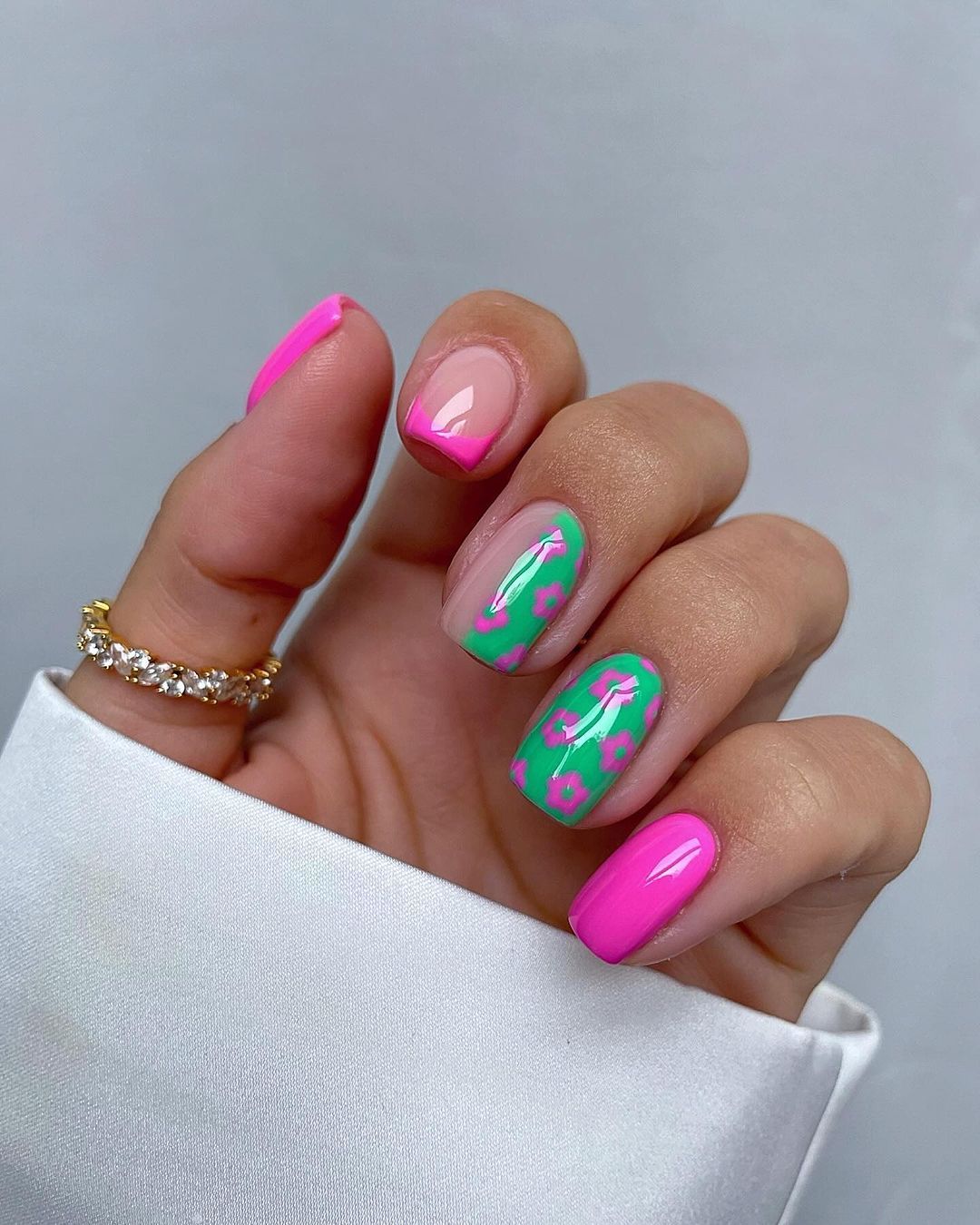 ροζ-και-πράσινα-νύχια-με-λουλούδια-