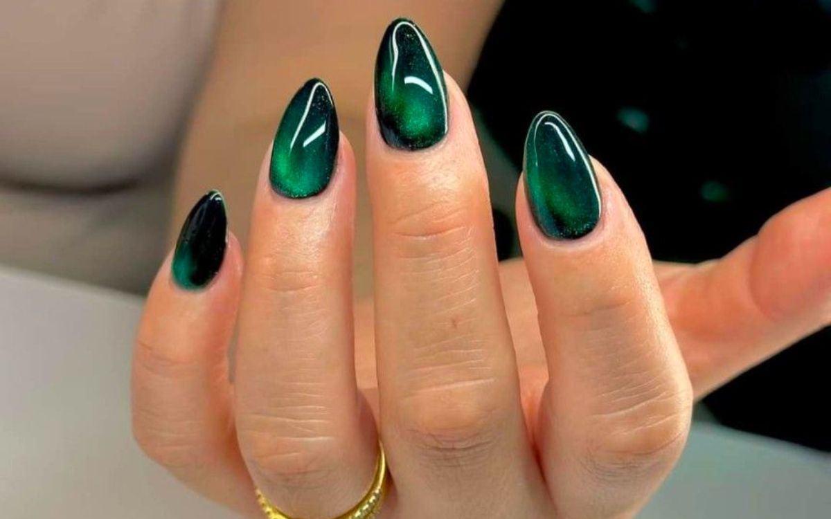 πράσινα-νύχια-με-γκλίτερ-