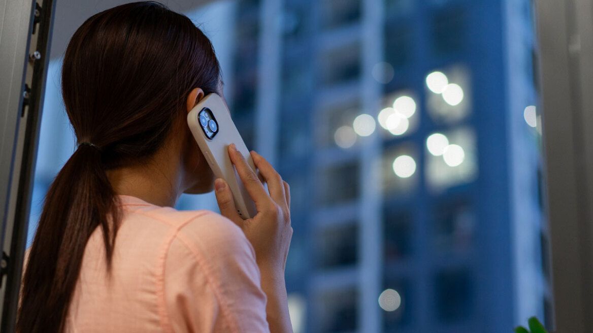 γυναίκα-μιλάει-στο-κινητό-