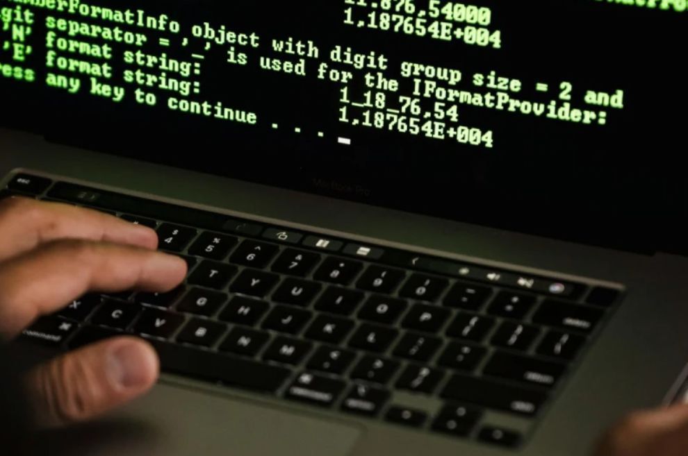 άντρας-στο-laptop-