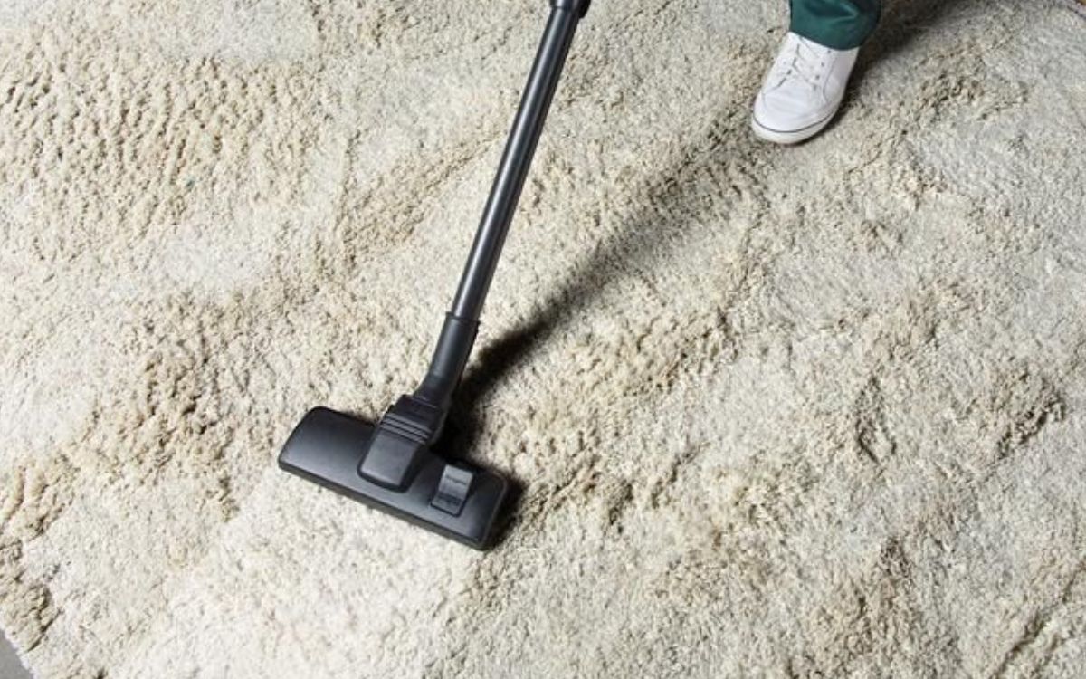 ηλεκτρική-σκούπα-στα-χαλιά-