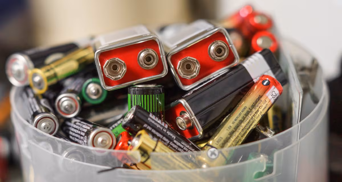 Το Μεγάλο Λάθος που Κάνεις με τις Μπαταρίες – Πολύ Σοβαρό για το Περιβάλλον
