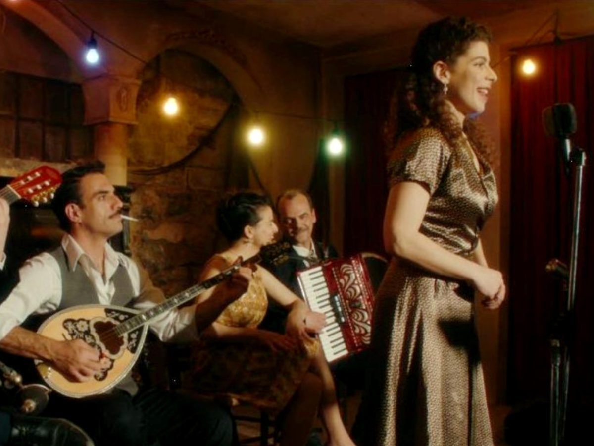 Το Σπίτι δίπλα στο ποτάμι: Ο Σταύρος άρρωστος από ζήλεια κόβει την Ασπασία από το τραγούδι