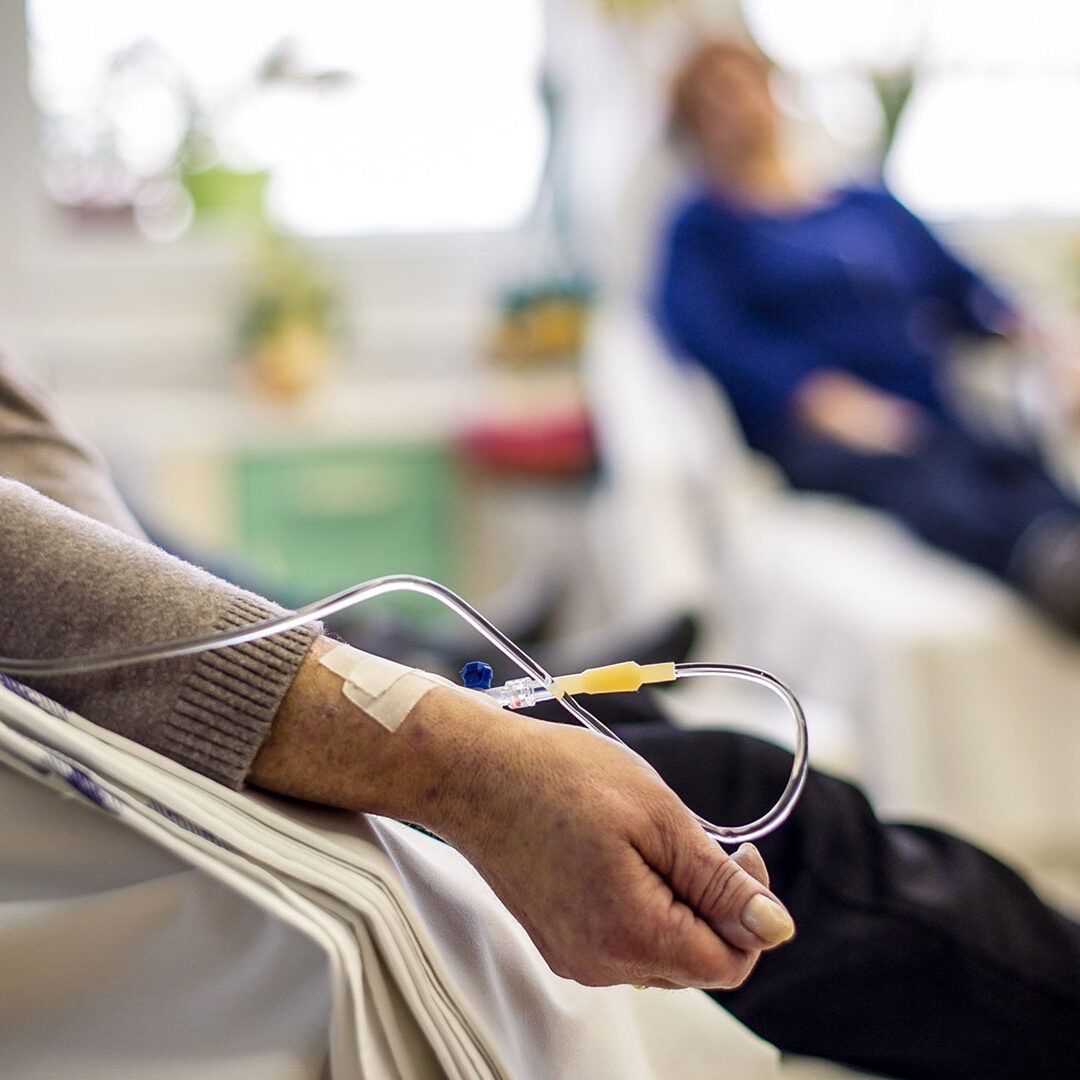 χέρι-με-ορό-