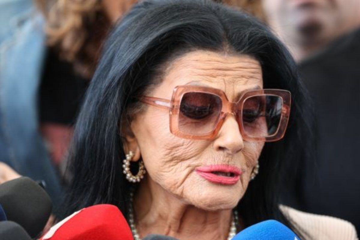 Ζωζώ Σαπουντζάκη: Πιο ανανεωμένη από ποτέ κολυμπά στην πισίνα της και μας αφήνει άφωνους (Βίντεο)