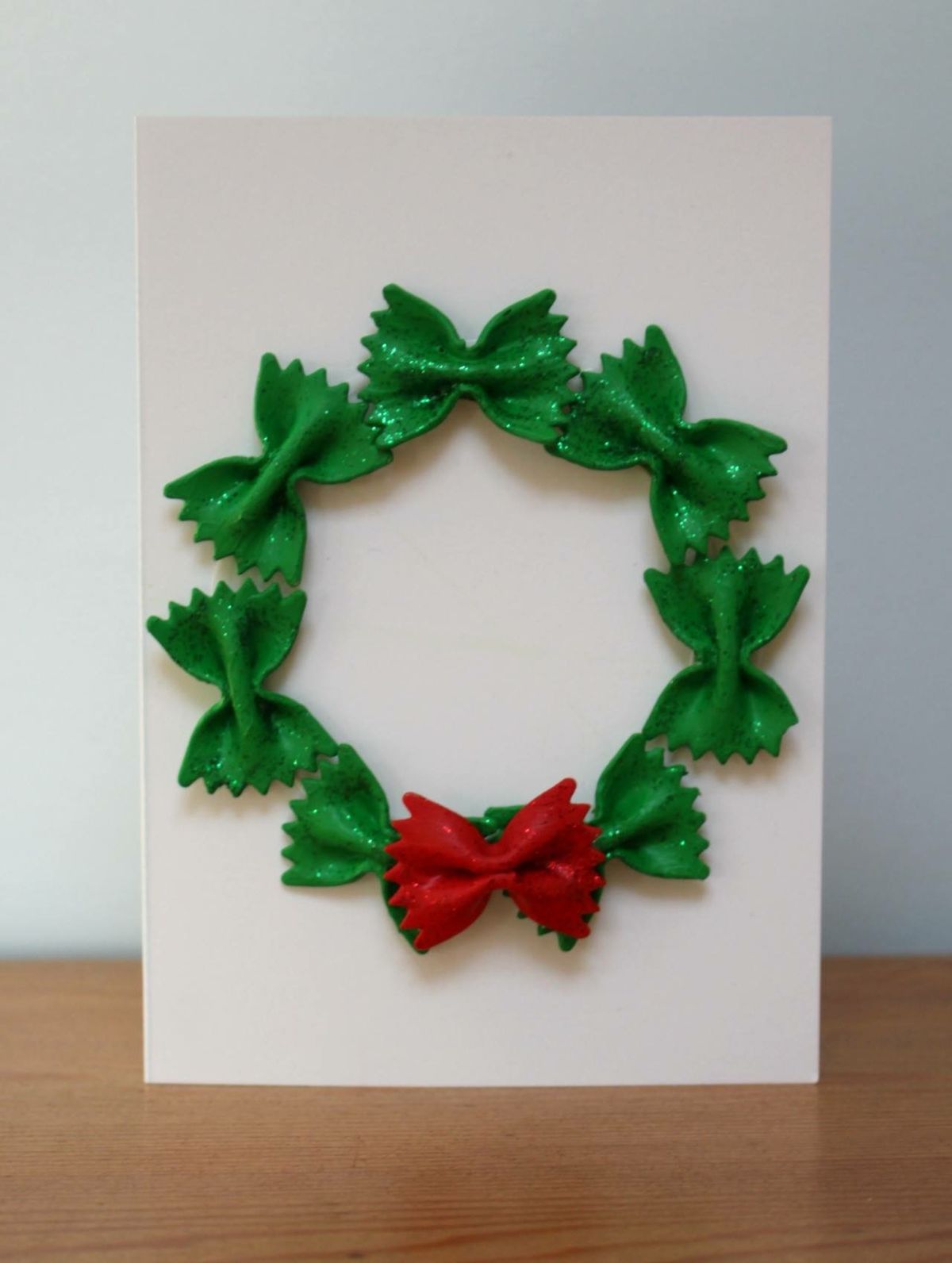 χριστουγεννιάτικο-στεφάνι-από-ζυμαρικά- χριστουγεννιάτικο-στεφάνι-από-ζυμαρικά-