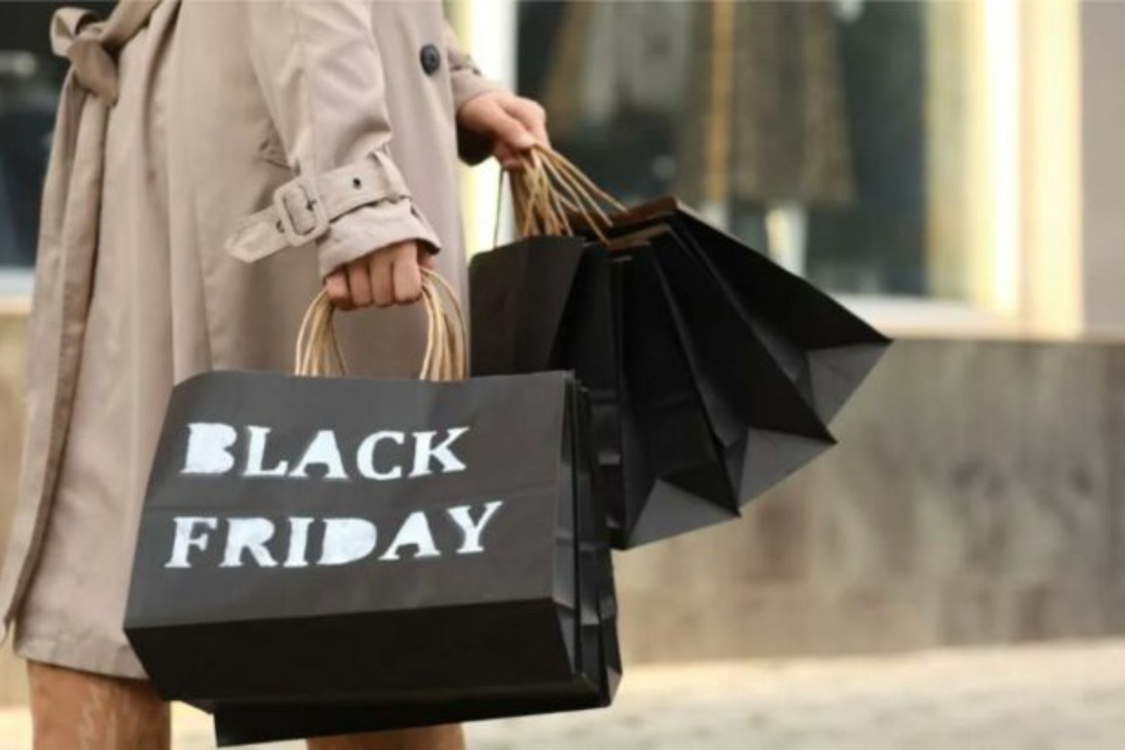 Black Friday 2025: Ποια μαγαζιά ξεκινούν νωρίτερα τις εκπτώσεις