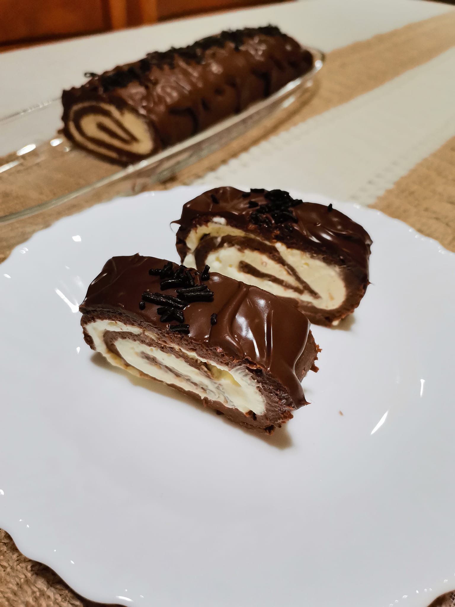 Chocolate cake roll: Η Εύκολη συνταγή για Χριστουγεννιάτικο γλυκό
