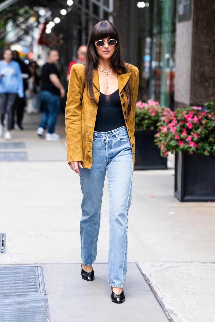 Cigarette jean-με-μαύρο-τοπ-και-suede jacket-