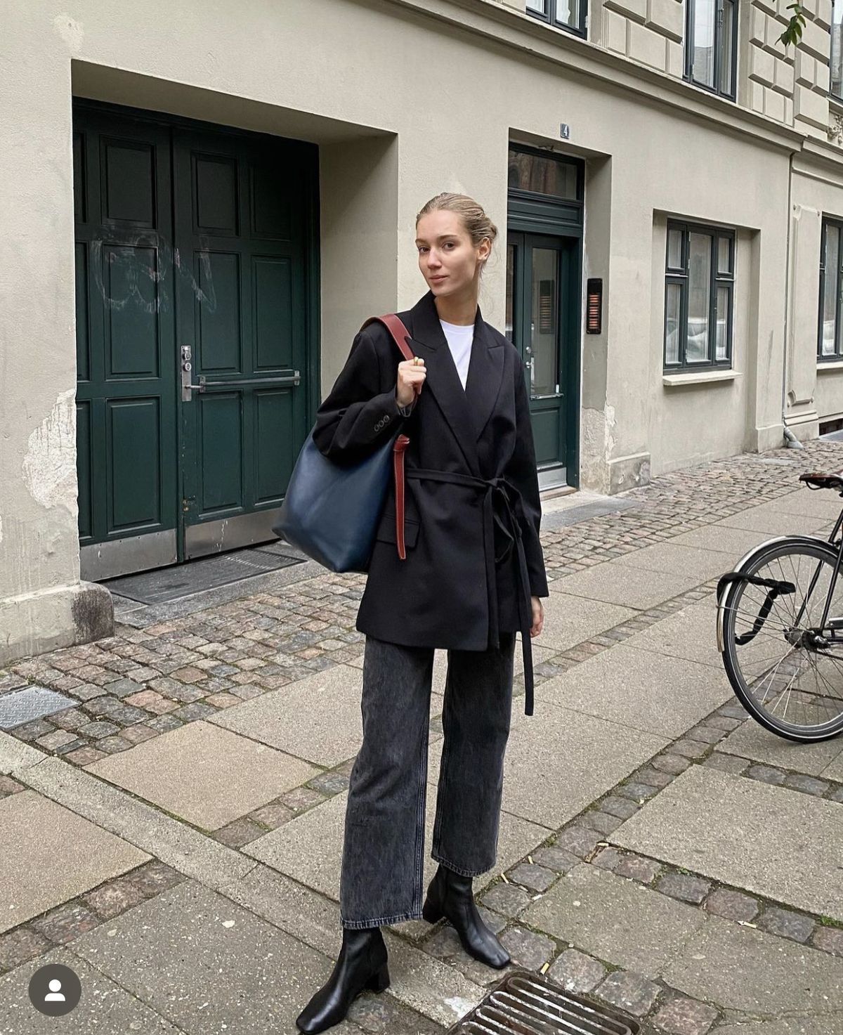 Cigarette jean-μαύρο-με-μαύρη-καπαρντίνα-