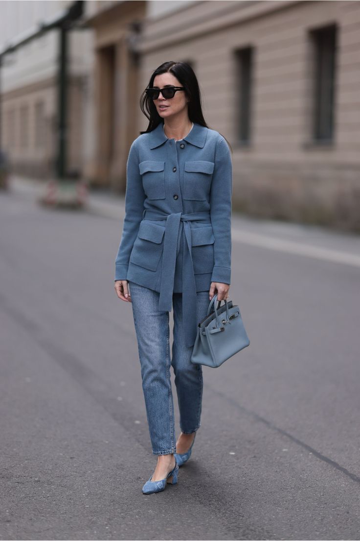 denim look-με-μπλε-σακάκι-
