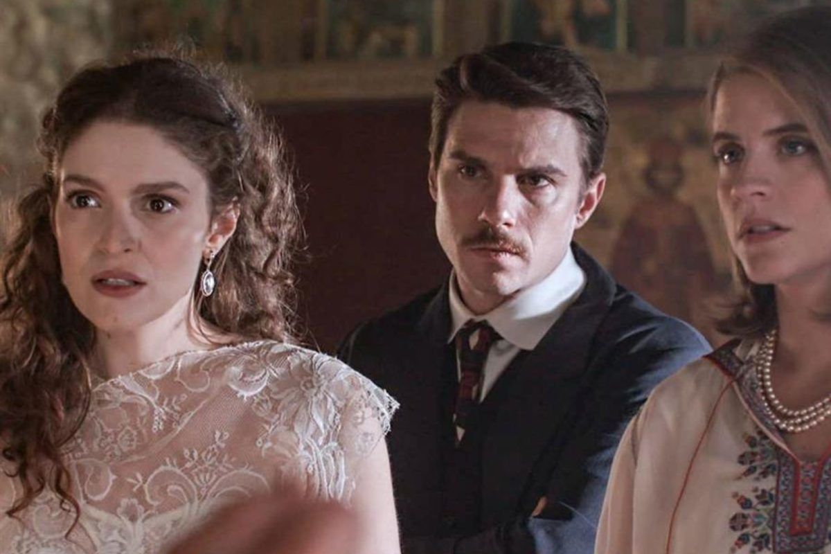 Grand Hotel: Η Φρίντα πιάνει τον Άρη και την Αλίκη να φιλιούνται