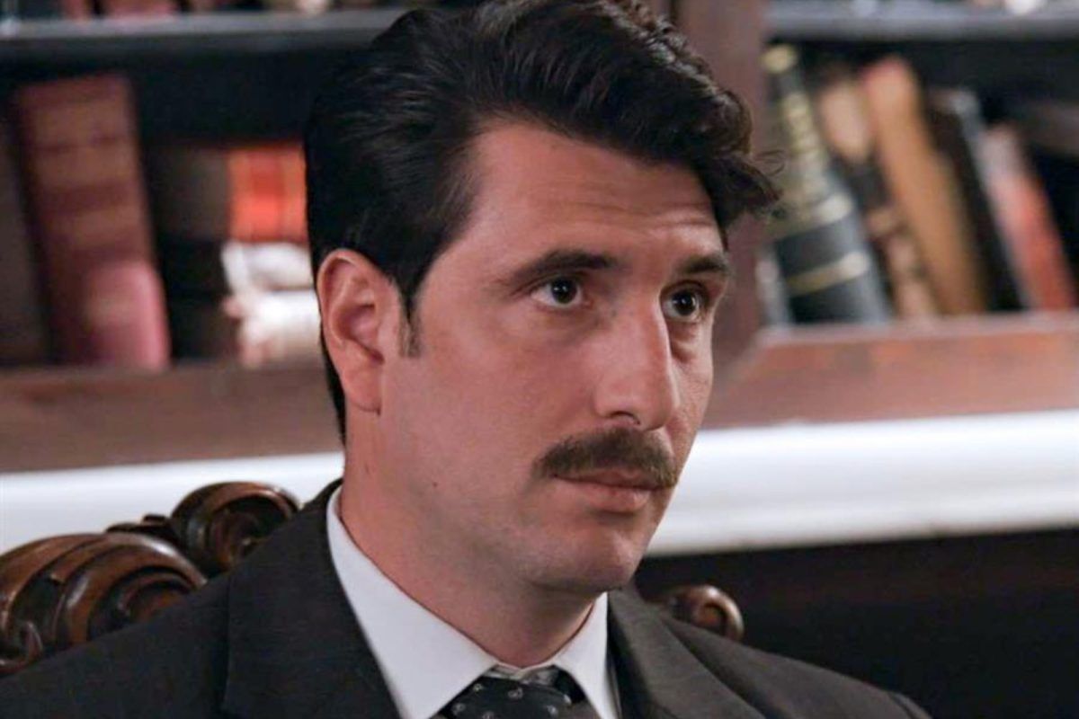 Grand Hotel: Ο Ρήγας γίνεται πρωτοσέλιδο και τρελαίνεται