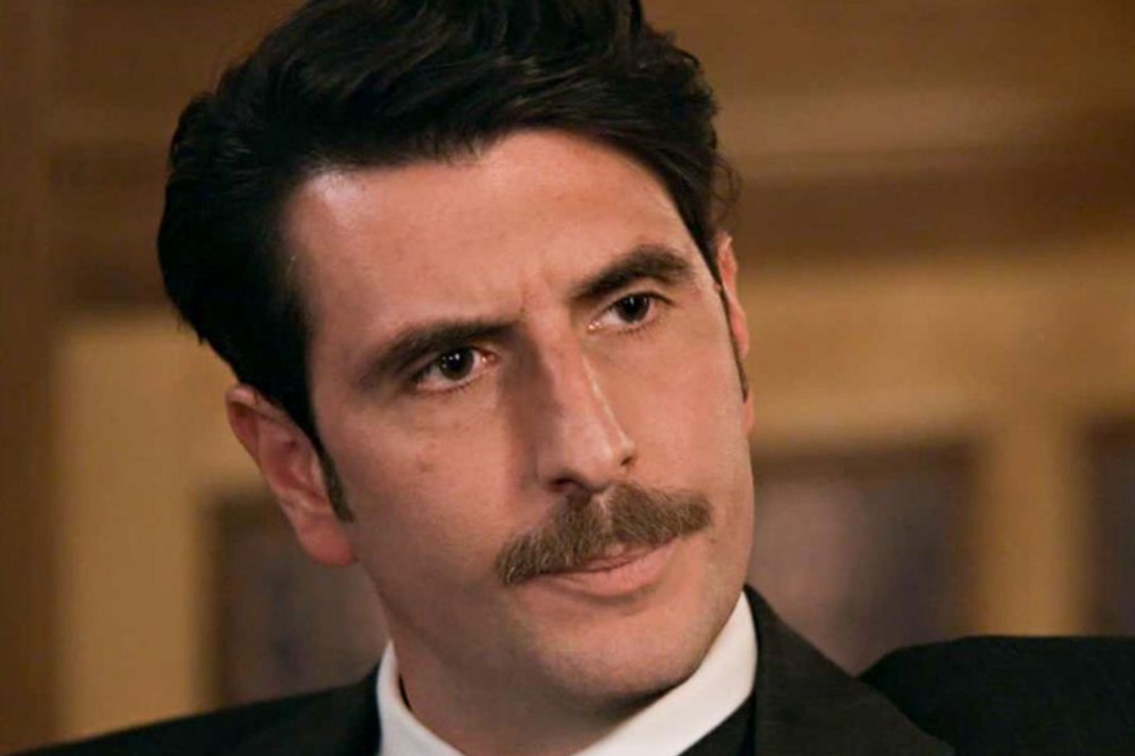 Grand Hotel: Το κομμάτι που παίζει στο πιάνο του θυμίζει εφιαλτικές στιγμές και τον οδηγεί στην τρέλα