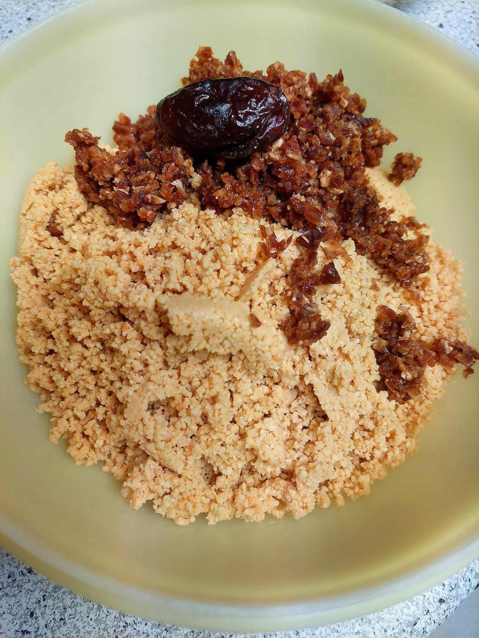 Healthy snack με φιστίκια και χουρμάδες