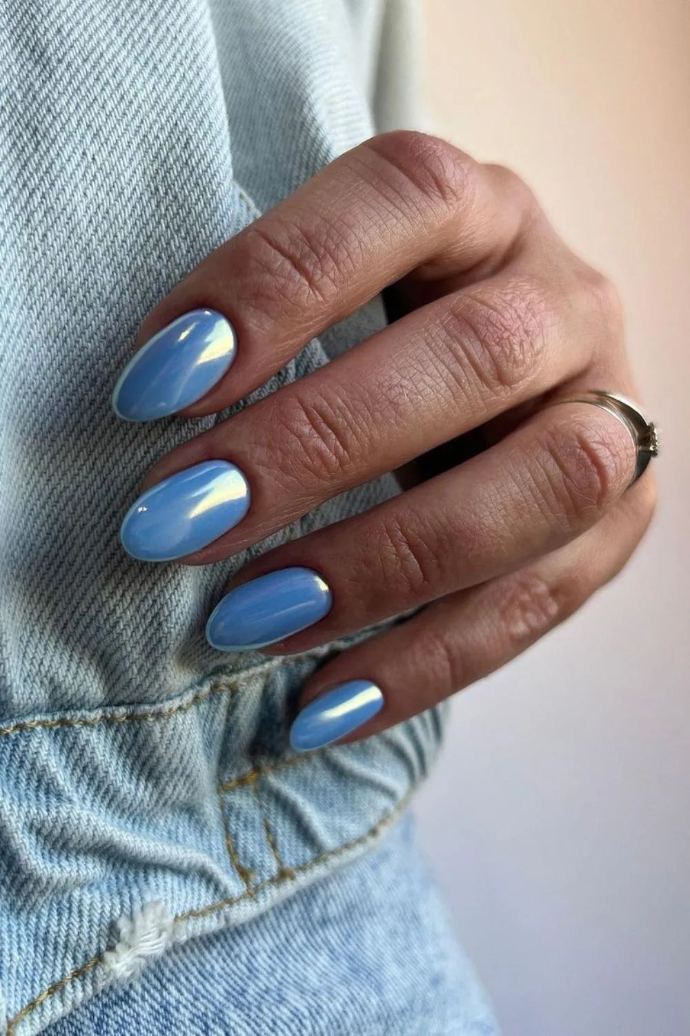 φυσικά-αμυγδαλωτά-νύχια-σε-θαλασσί-