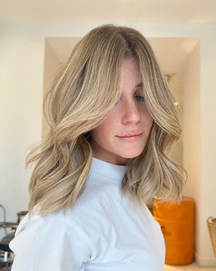 Midi flick-σε-ξανθά-μαλλιά-