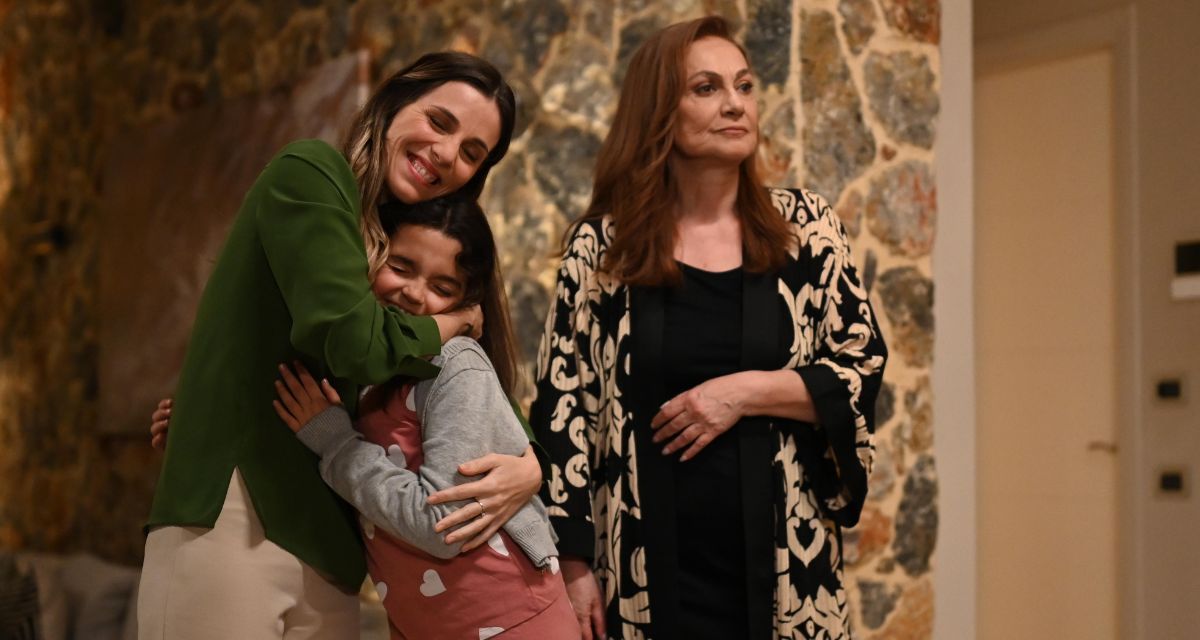 Να-με-λες-Μαμά-Ιωάννα-Ελβίρα