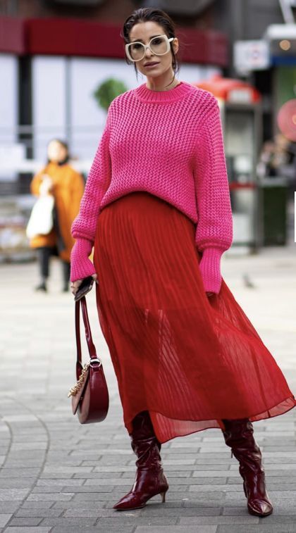 ροζ πουλόβερ-με-κόκκινη-μάξι-πλισέ φούστα-