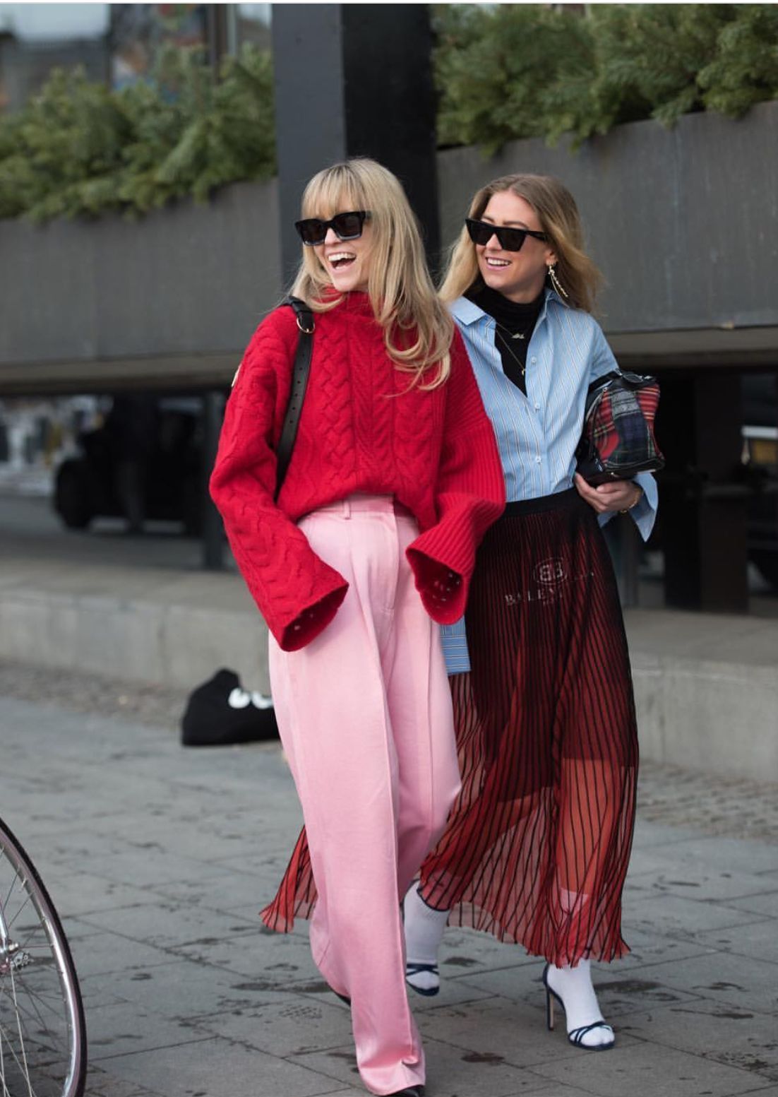 κόκκινο-πλεκτό πουλόβερ-με-ροζ-παντελόνι-