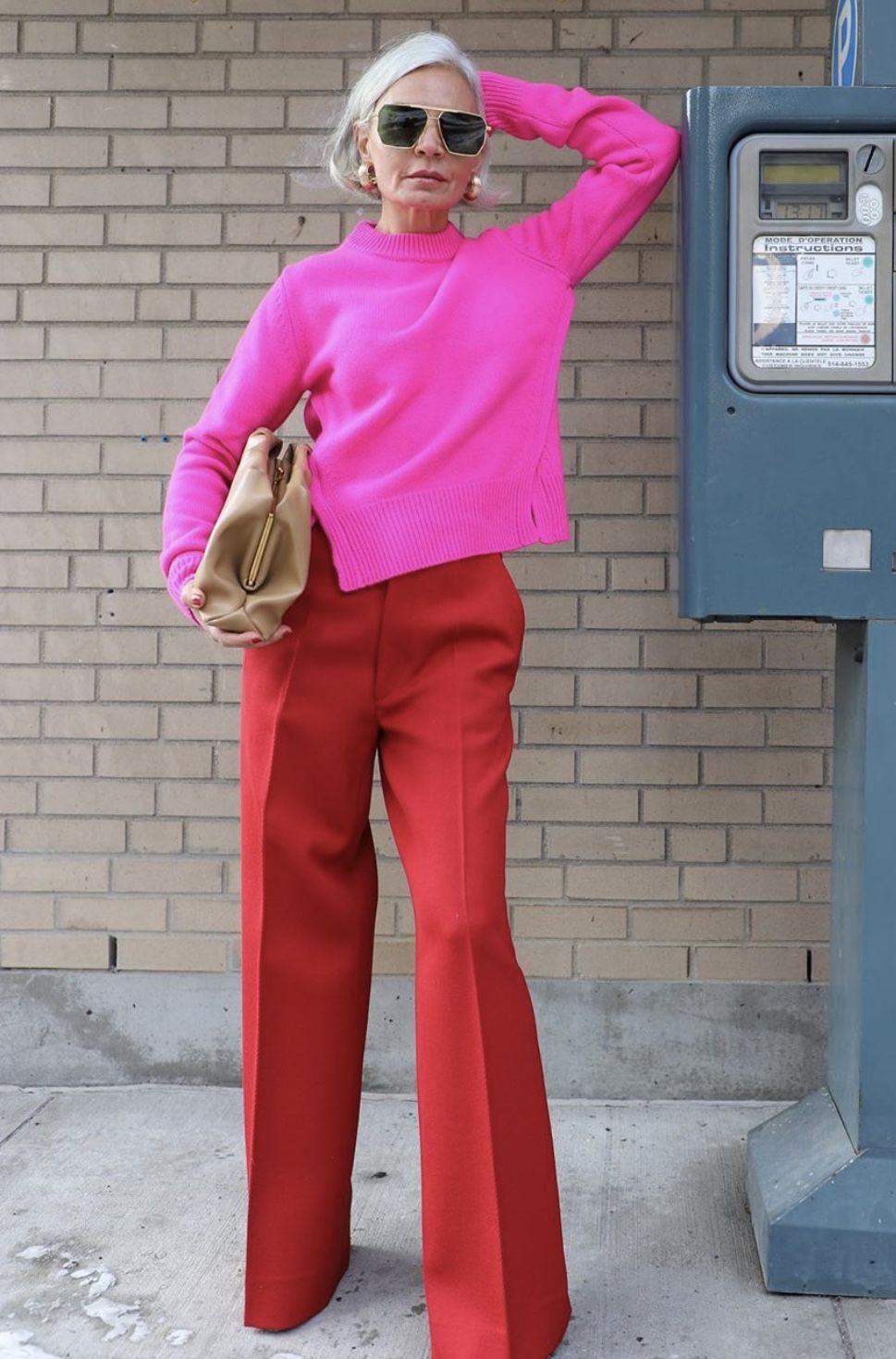ροζ-χειμωνιάτικη μπλούζα-με-κόκκινο παντελόνι-
