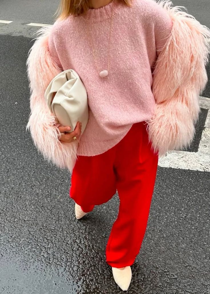 ροζ-πουλόβερ-με-κόκκινο-παντελόνι-