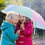 Αφήστε τα παιδιά να παίξουν στην βροχή - Τα σημαντικά οφέλη για την υγεία και την ψυχολογία τους
