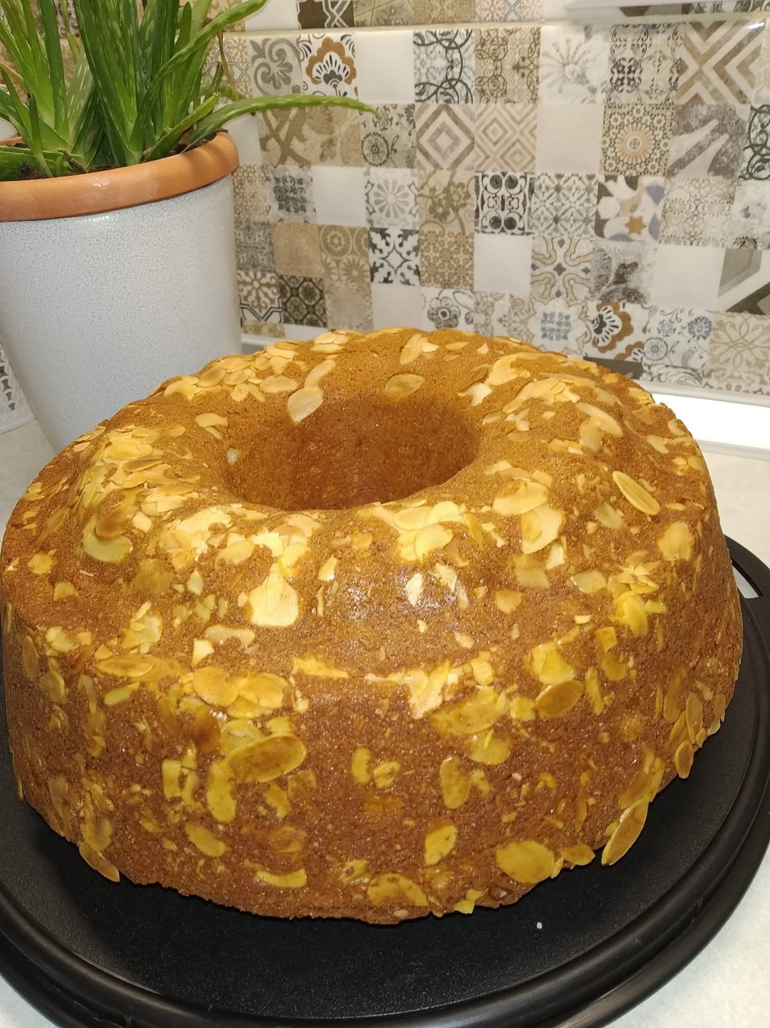 Αφράτο φουσκωτό κέικ με γεύση τσουρέκι