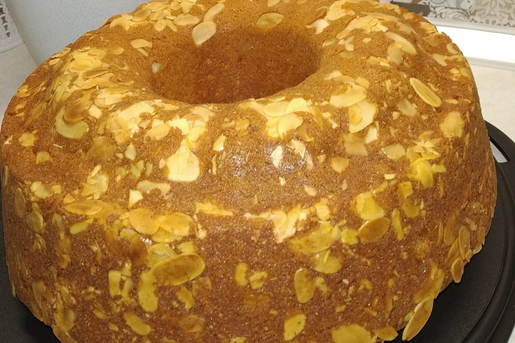 Αφράτο φουσκωτό κέικ με γεύση τσουρέκι