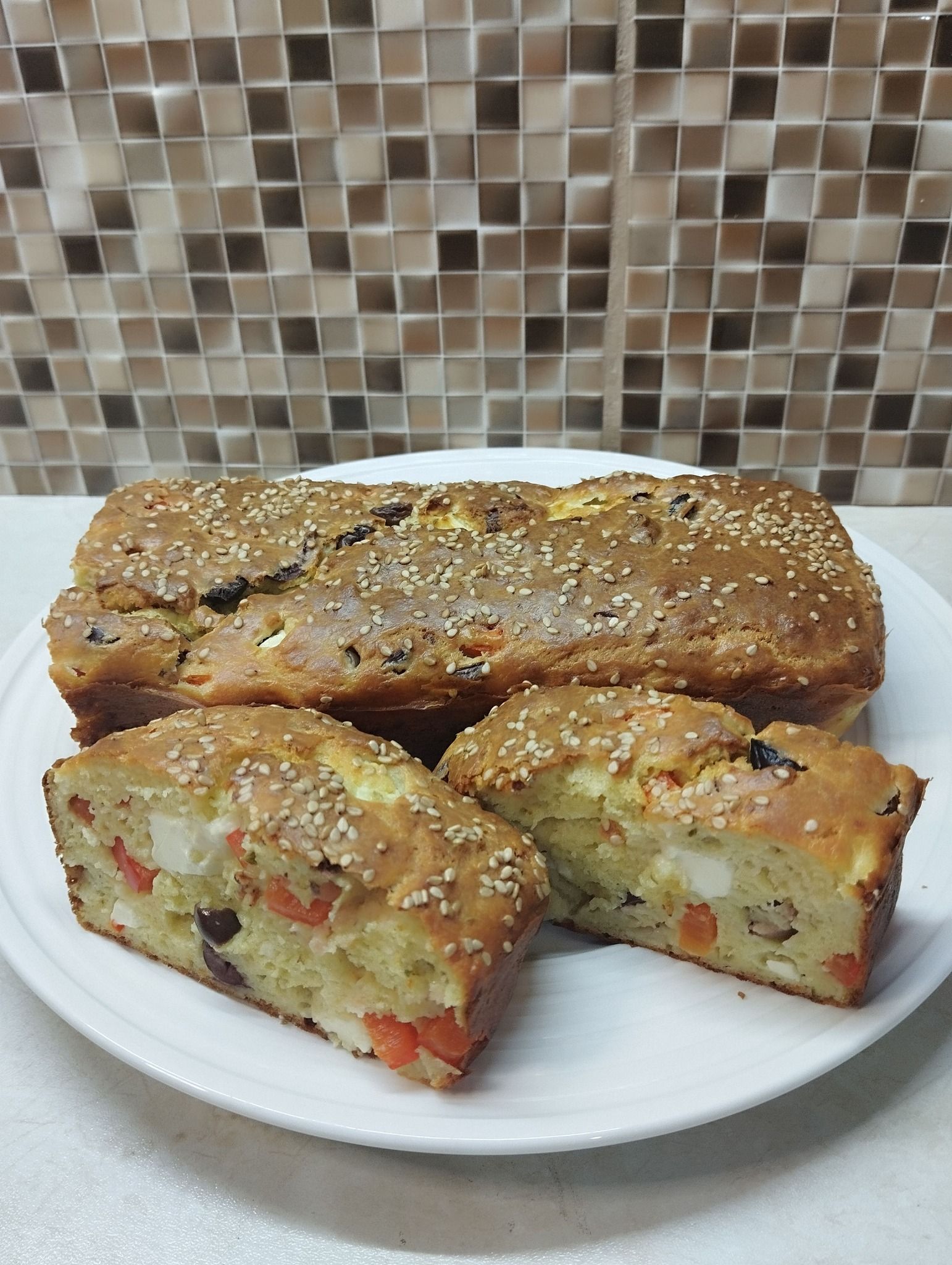 Αλμυρό κέικ με γεύση χωριάτικης