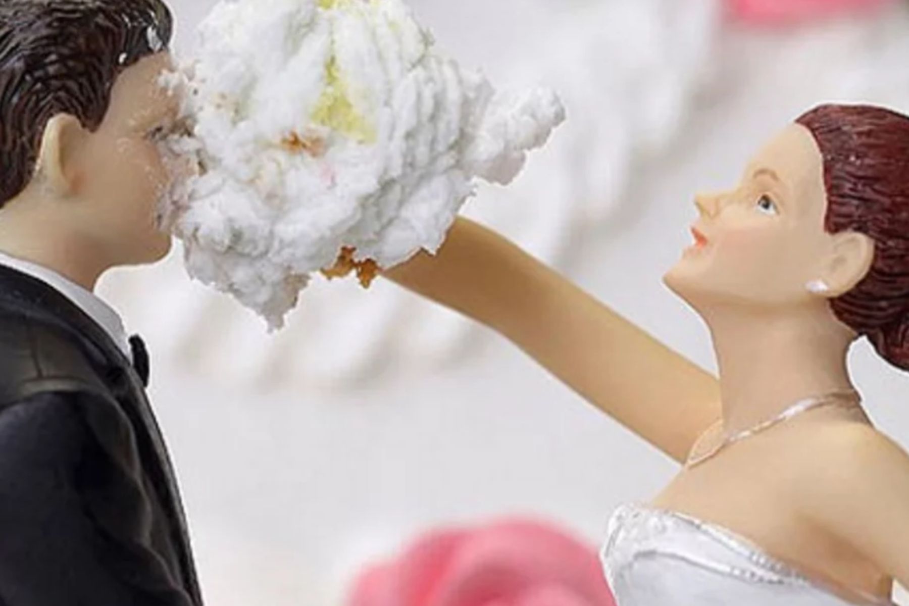 Απατημένη σύζυγος τους πιάνει στα πράσα και φεύγει χέρι χέρι με την ερωμένη (βίντεο)