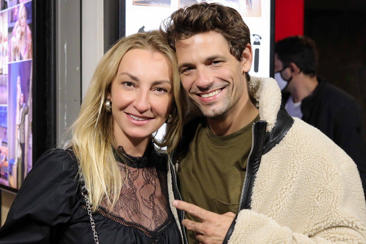 Ο Αποστόλης Τότσικας ποζάρει με κατακόκκινο κραγιόν (φωτογραφία)