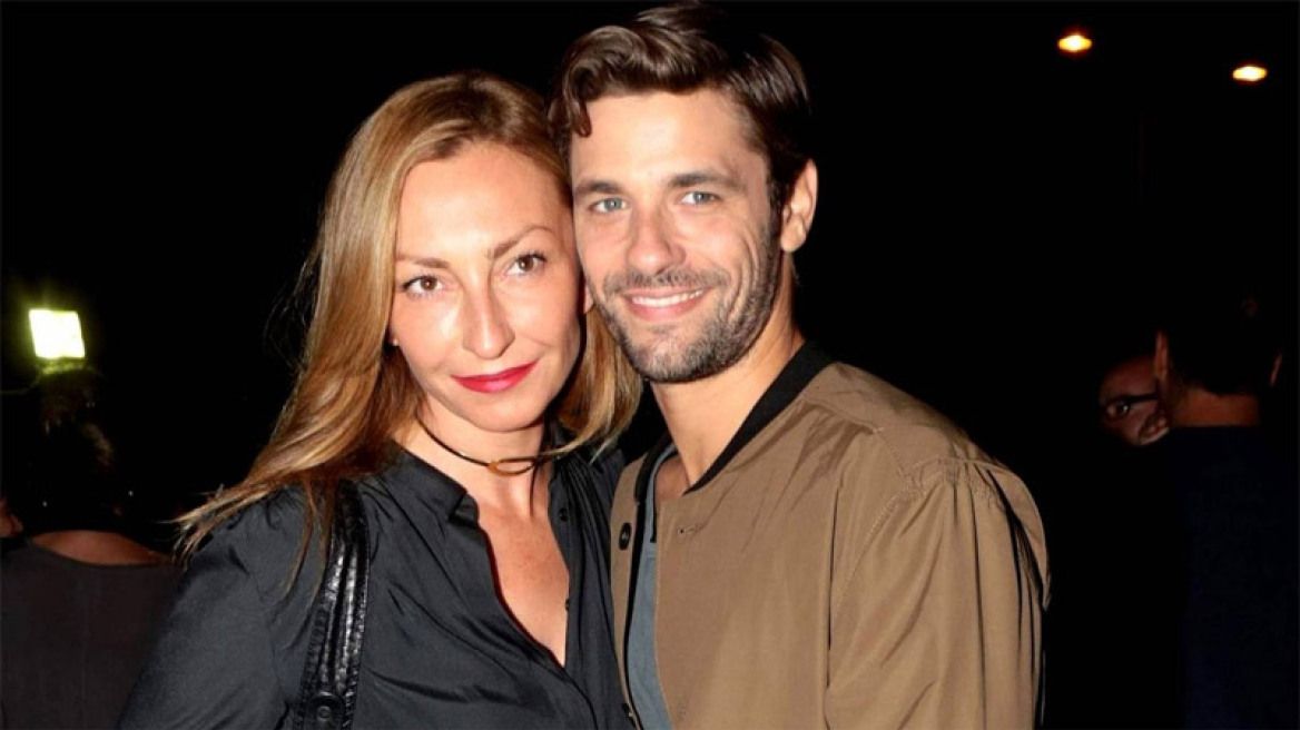 Ο Αποστόλης Τότσικας ποζάρει με κατακόκκινο κραγιόν (φωτογραφία)